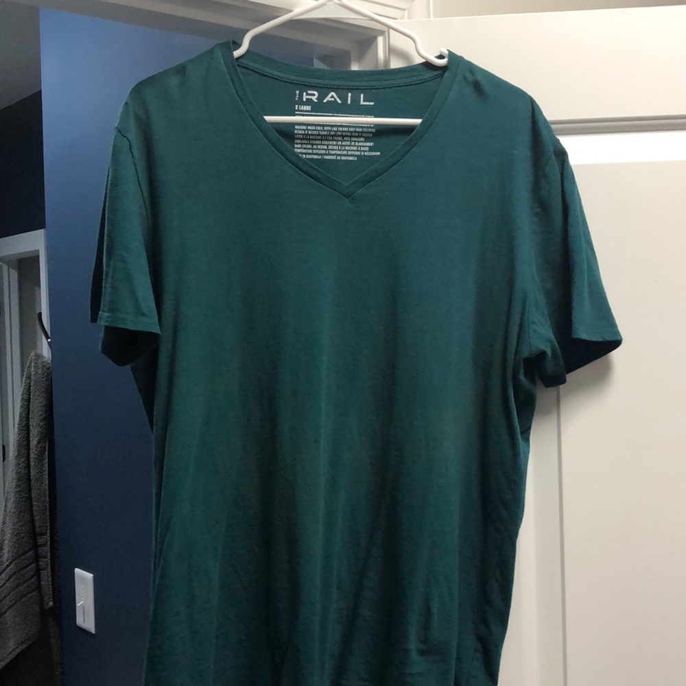Like-new Men’s Rail V-neck T shirt